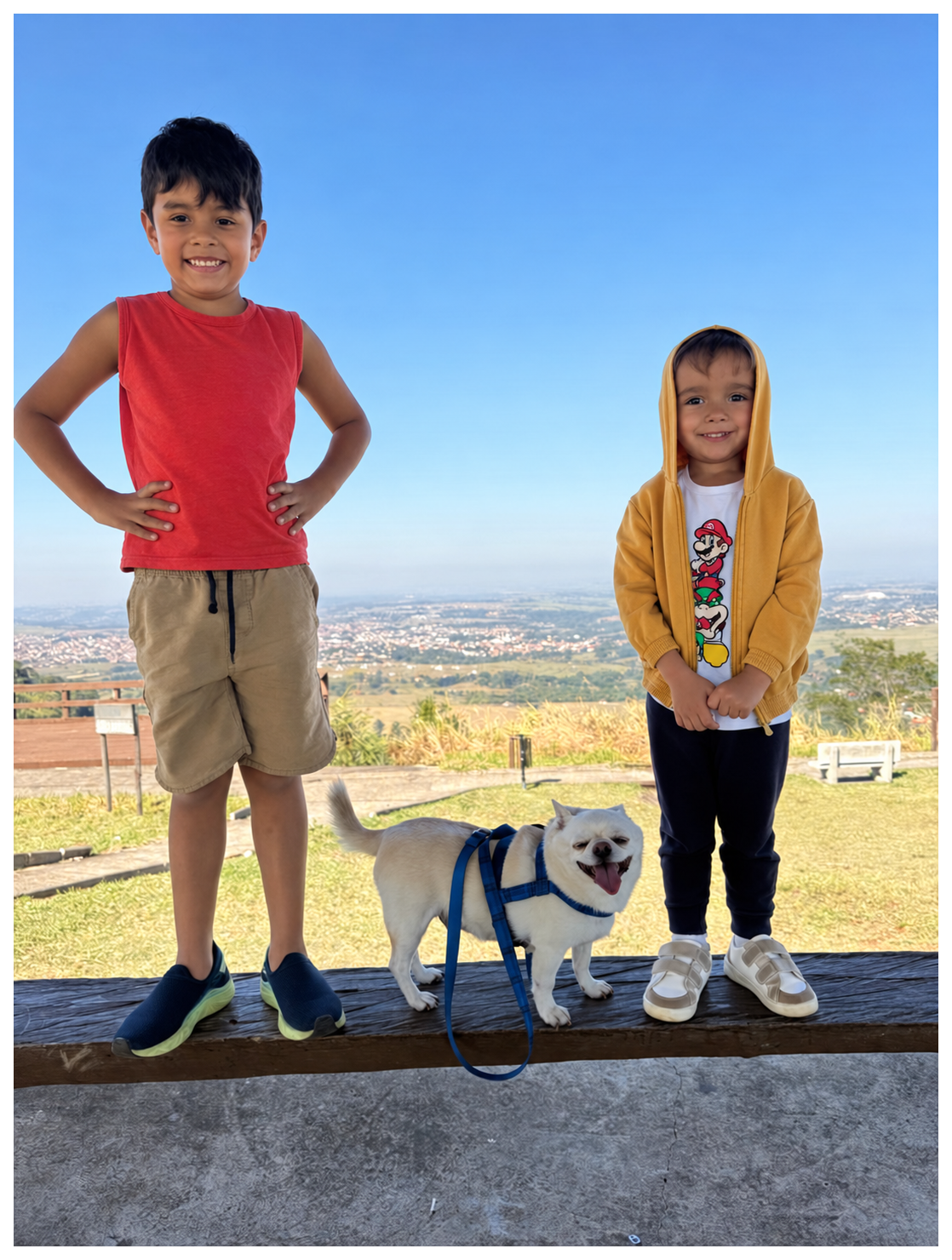 Filhos de Aline com o cachorro da família