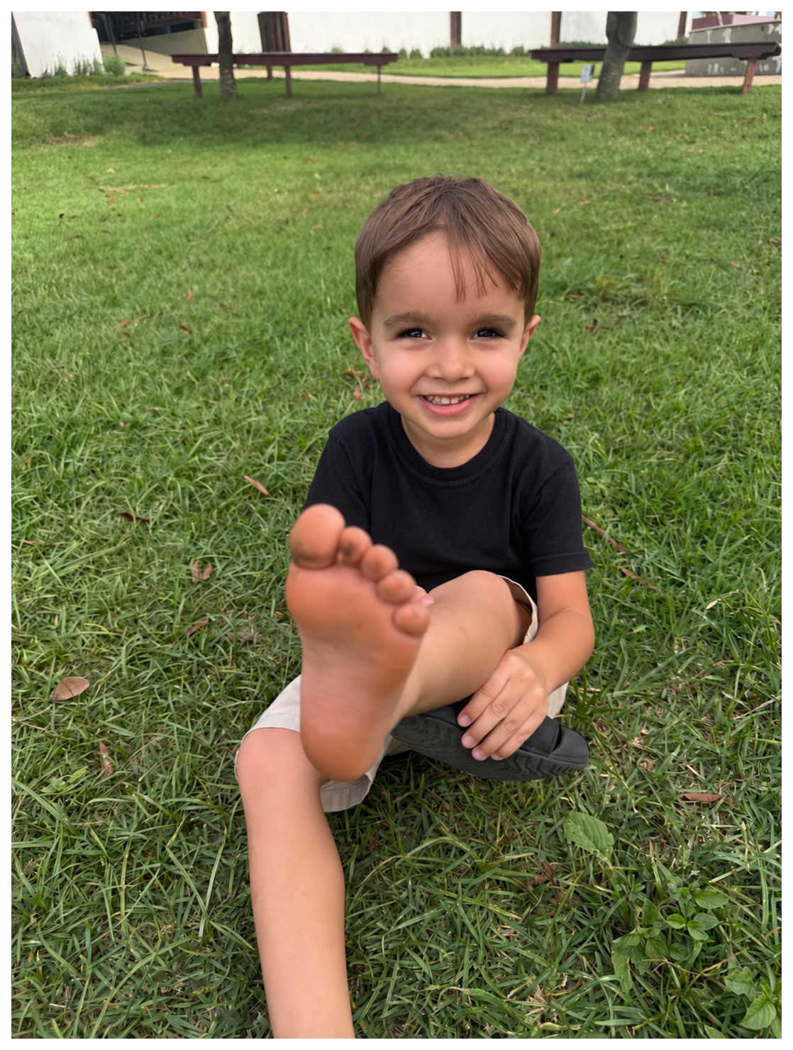 Filho de Aline brincando no gramado